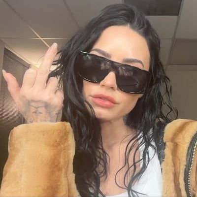 littlebitddl's profile picture. it's not that deep