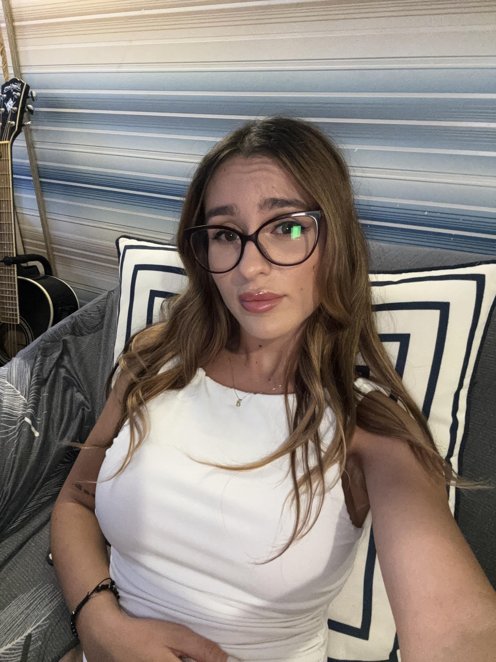 Ana_Morales9R's profile picture. Hi 🤍 This is my backup acc, I don’t use it. DM on @Lana_deluxxx