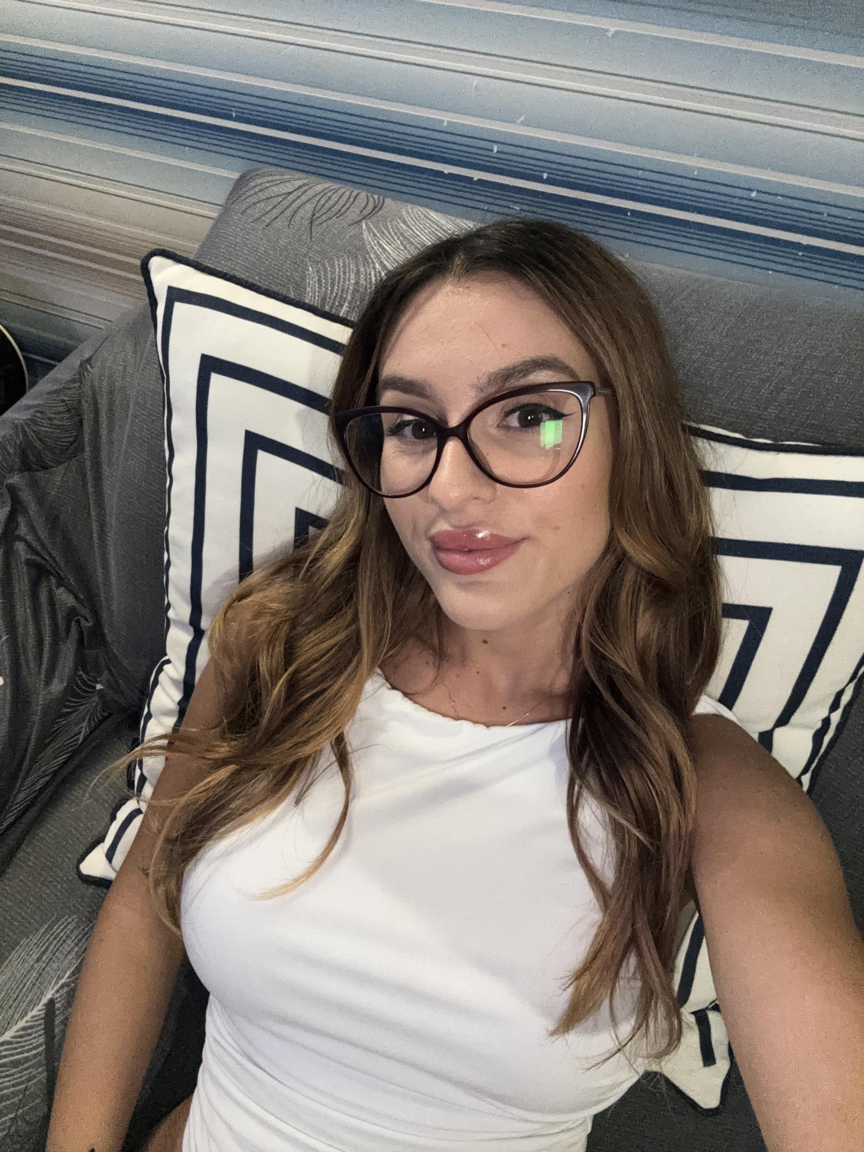 Ana_RogersJk's profile picture. Heya! 😊. This is my other profile, but we can chat on my main @babey_lana