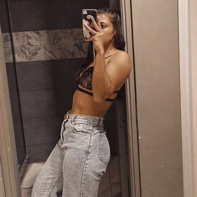 caamivalles's profile picture. A veces soy mi propio salvavidas🛟.
Otras soy mar y me ahogo dentro 🌊.