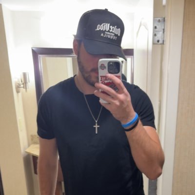 Greveey's profile picture. 26 | Professional warzone player | Your fav Nash Bartender | Business: Greveey@gmail.com