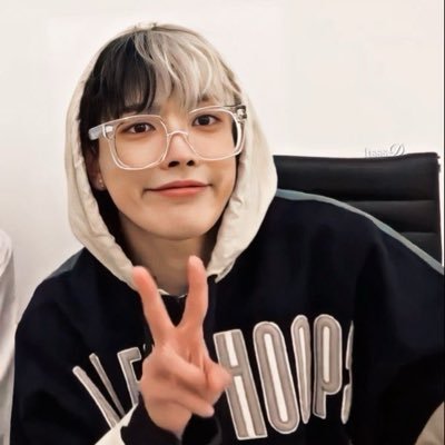 toasterlift's profile picture. bethany • she/her • queer • 28 • multi enjoyer • not remotely normal about ateez • minors dni