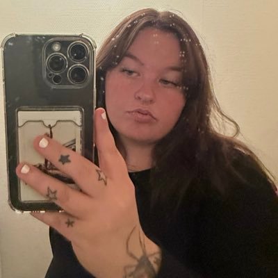 viscercal's profile picture. idk something about calum hood and lando norris