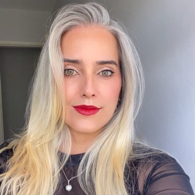 BellaPensante's profile picture. Prefiro mil vezes uma surra da realidade a um beijo doce e falso da fantasia. | 888 | Deus é meu tudo! | Minha ideologia? A sensatez! | 💍 comprometida