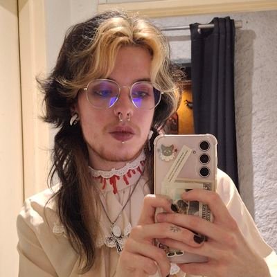 Seum41_'s profile picture. Your favorite transfag🐾
J'aime les vampires et les hommes de plus de 40 ans (c'est donc essentiellement la même chose)
 ⚠️TW Très Cringe