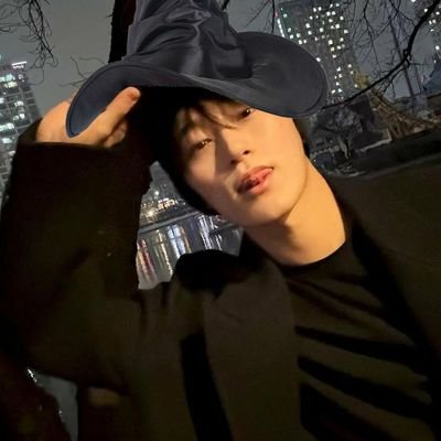 seungfarts's profile picture. throwing up gang signs for da hoes