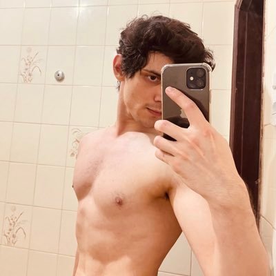 thefateofleo's profile picture. The Life of a Showgirl | THE ERAS TOUR 17/11