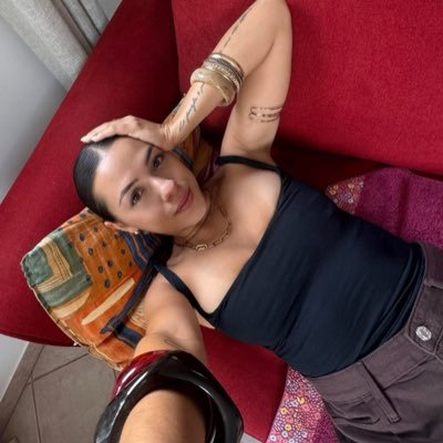 Clementinefl9z's profile picture. 📍Enchanté,💔,Je suis quelqu'un d'honnête,j'aime bien apprendre plus📚