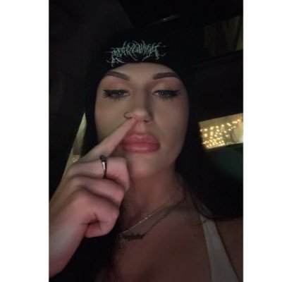 anactualwalnut's profile picture. just here letting it linger ♌︎☀︎ ♐︎☽ ♎︎↑