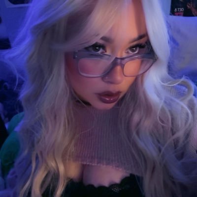 violetmaybeee's profile picture. A bit more sfw and personal Violet🕯️♏️💎🔪📸🍒💜🎮🍃🐱🧚🏻💋
