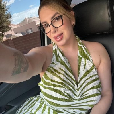 rosealley_12's profile picture. I'm a legit sugar mommy from USA 🇺🇸 Helping those who ready to Help themselves♑️. If you're interested, hit me up on WhatsApp https://t.co/c3sK7VKzwx