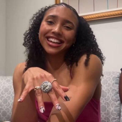 paigebeuckers's profile picture. wbb enjoyer #WingsUp #LightUpNYL | 20 she/her