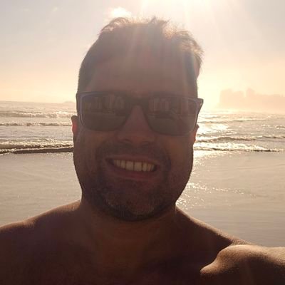 luc_hvm's profile picture. Running on caffeine, sarcasm, and occasional good ideas.