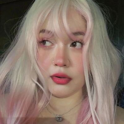 kittyhoneeey's profile picture. Feliz de vivir en la misma época que bangtan y C D 9 ❤️🩹✨️
W♡