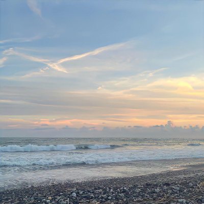 Uaayys's profile picture. 海辺を散歩するのが好きです、海の色は空の気分で少しずつ変わっていく🌊☀
時々、海辺でみんなと過ごす時間も楽しくて、人の心もきっと同じように揺れているんだと思います😊