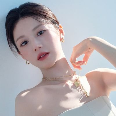 gyournjung's profile picture. 𝗀𝗅𝖺𝗓𝖾𝖽 𝗅𝗂𝗄𝖾 𝖺 𝗆𝗈𝗈𝗇𝖻𝖾𝖺𝗆. ︎#이사랑통역되나요 🎬