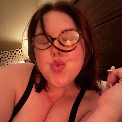 carolcasanova_'s profile picture. if you’re wondering where I got my lips done just dm me for my parents phone numbers