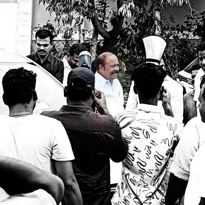 naanmuthuganesh's profile picture. கண்ணாடியாய் பிறந்தே
காண்கின்ற எல்லாமும் நான் ஆகிறேன் 😍😍