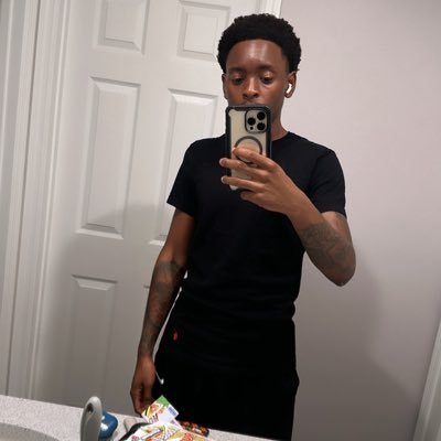 0fficialyaiiii's profile picture. 