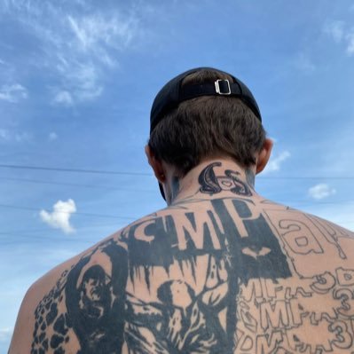 thatshoe_'s profile picture. Amante del arte y de las veladas románticas.