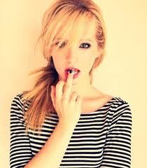 pretty little blonde sophmore in college, taking on the world one bitchy comment at a time;)