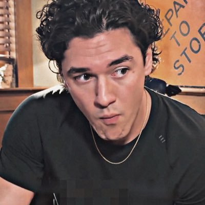 belmontcameli_'s profile picture. pasta eater, gif maker, tv show consumer.