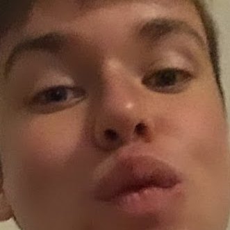 Charlieond's profile picture. Future všeobecná sestra a teplá diva.