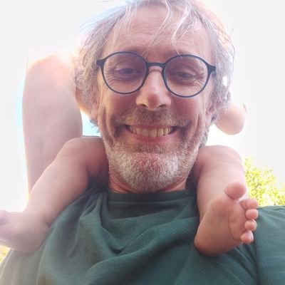 ArturAnjos's profile picture. "Um dia partirei, talvez amanhã.
Uma canção de amor virá das dunas.