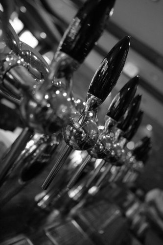 Delicious craft beers paid with excellent burgers, wraps, salads and more. Come down to discover the welcoming EJ community of friends!