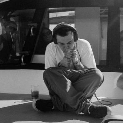 postchampagne's profile picture. don't trip