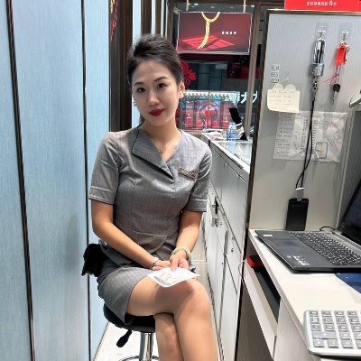 lqin262926's profile picture. 黄金见证永恒,而我...在等待一个特别的开始…指尖的温度,钻石的闪耀~等你来解锁我的“试戴”服务…✨