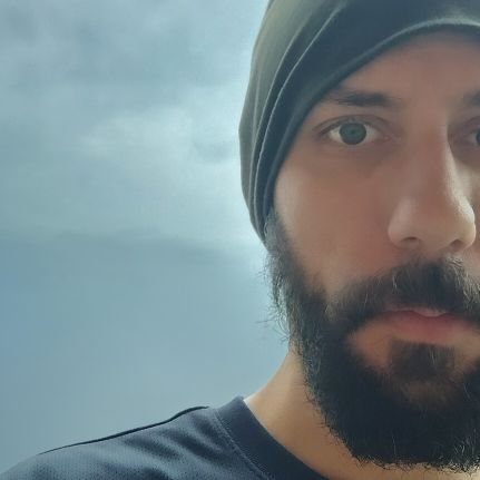 El_Pablo_Unido's profile picture. Io sono semplicemente io: 187cm di sfiga, ex photobomber e scemo del villaggio. Deludo la gente per professione e faccio la pecora nera di famiglia per passione