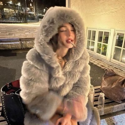 aerinseller's profile picture. goddnnneeessss