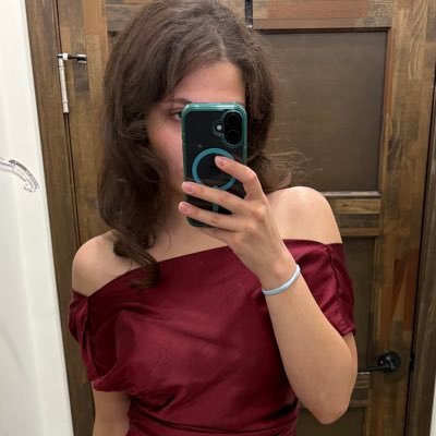 Minaisnotaround's profile picture. مرد حسابی نمیبینی دارم میگم چاهه؟