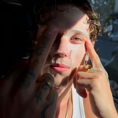 s_kyfullofstars's profile picture. 《 e sarai la luce attraverso un prisma 》