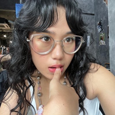 ibushownu's profile picture. heart is alr on the sleeve then it slipped to the thumbs and typed. silly. keysha + shownu = ❤️