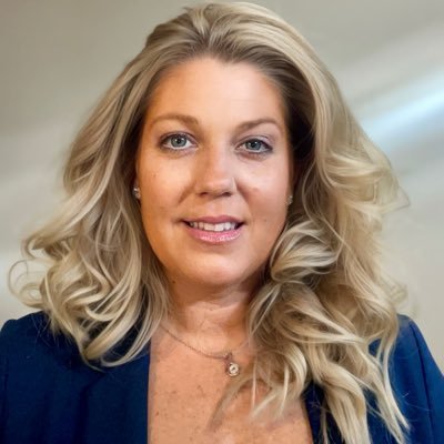 ErynnEla's profile picture. Major Buffalo Bills fan, a super fun aunt and lover of linguistics & critical theory. Go Bills. Go Bees.