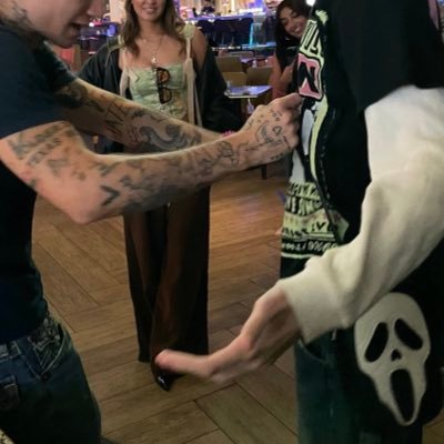 oliverrmeeks's profile picture. i held billie eilish’s hand and sung with jessie reyez
