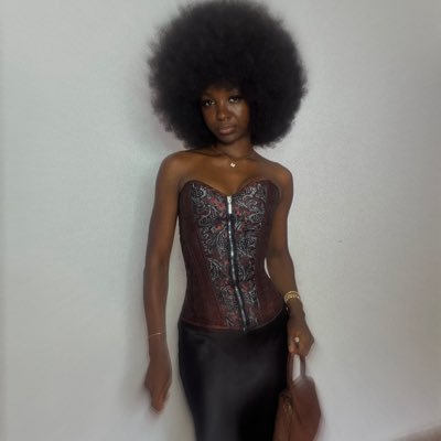 Moriolake__'s profile picture. || Leo ♌|| Communicator|| Fashion designer once in a full moon 😉✂