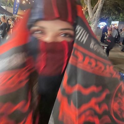 mariahisweird's profile picture. |-/ 28, soy un penguina 🐧 SUICIDE PREVENTION HOTLINE: 1 800-273-8255