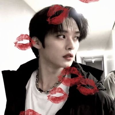 skybiin's profile picture. — 어쩜 이 밤의 표정이 이토록 또 아름다운 건
저 어둠도 달빛도 아닌 우리 때문일 거야
