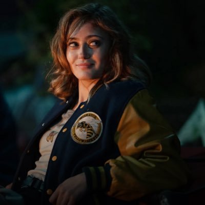 jfrozenjacket's profile picture. Yellowjackets truther 🖤