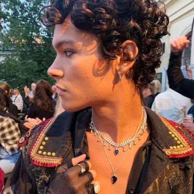 UNXSTABIE's profile picture. 'Dante se tornou mais um mistério em um mundo cheio de mistérios.' (📖: Aristotle and Dante) | queer guy