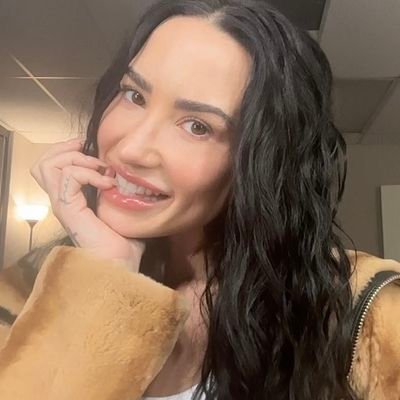 stopthemirrors's profile picture. sorry to myself by demi lovato