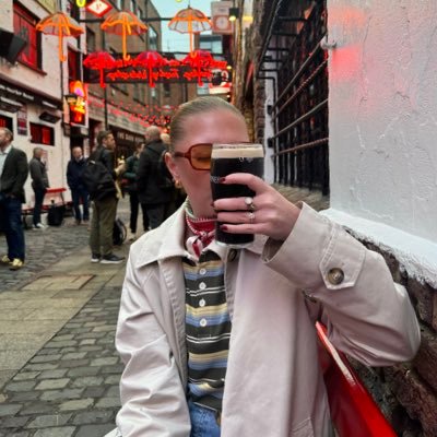 chlo_laurenn's profile picture. human rights lawyer by day lfc stan always 🔴