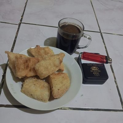 pepiuyee's profile picture. aja kelalen ngopi ☕️ ya