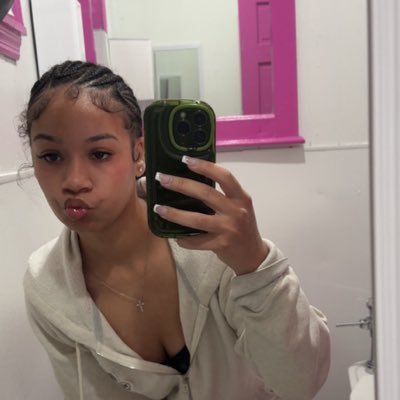 duhtahveuh's profile picture. IG: @duhtahveuh ✨