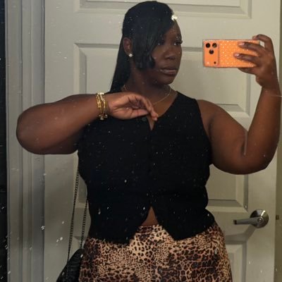 _thesymoneshow's profile picture. 