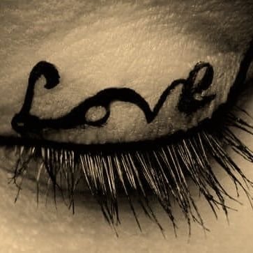 ♡En el corazón de todos los inviernos vive una primavera palpitante y detrás de cada noche viene una aurora sonriente.♡
 Khalil Gibrán
♡Donde hay amor hay vida♡