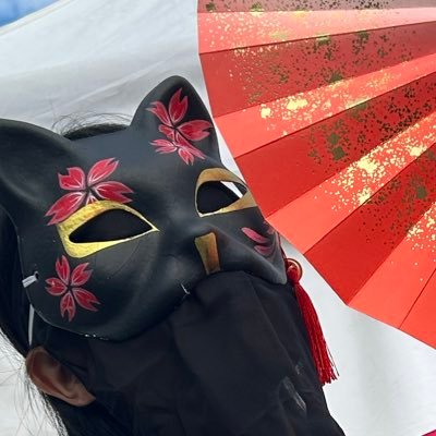 kuroame_maika's profile picture. 世に現れ闇に帰す 花と共に闇夜に舞い 彷徨う魂を夜へ還す 化姿▶︎@kuroame_fashion